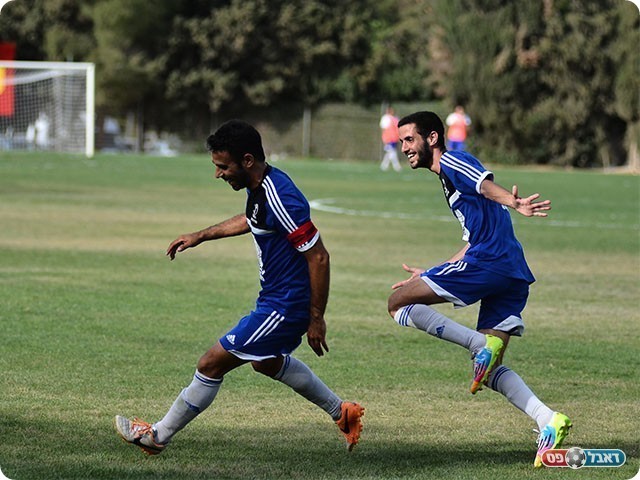 וחוגג יחד עם מלול (ארנון לוי)